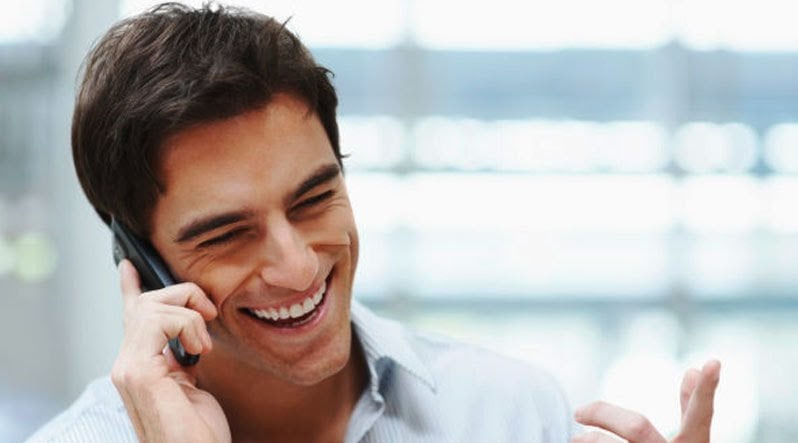 sourire au téléphone